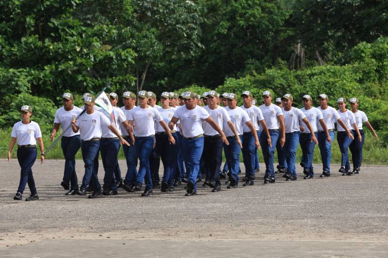 Cerca de 2.400 policiais militares que estão em processo de formação por meio dos Cursos de Formação de Praças (CFP), de Oficiais (CFO), de Habilitação de Oficiais (CHO) e de Adaptação de Oficiais (CHO). Os alunos do Curso de Formação de Praças da PMPA ingressarão no serviço externo ao final do 2º módulo da formação, previsto para abril.
FOTO: MÁCIO FERREIRA / AG. PARÁ
DATA: 15.02.2018
BELÉM - PARÁ <div class='credito_fotos'>Foto: MÁCIO FERREIRA/ AG. PARÁ | <a href='/midias/2018/originais/9d96a015-e41e-4cbf-87ee-726cb65dca74.jpg' download><i class='fa-solid fa-download'></i> Download</a></div>