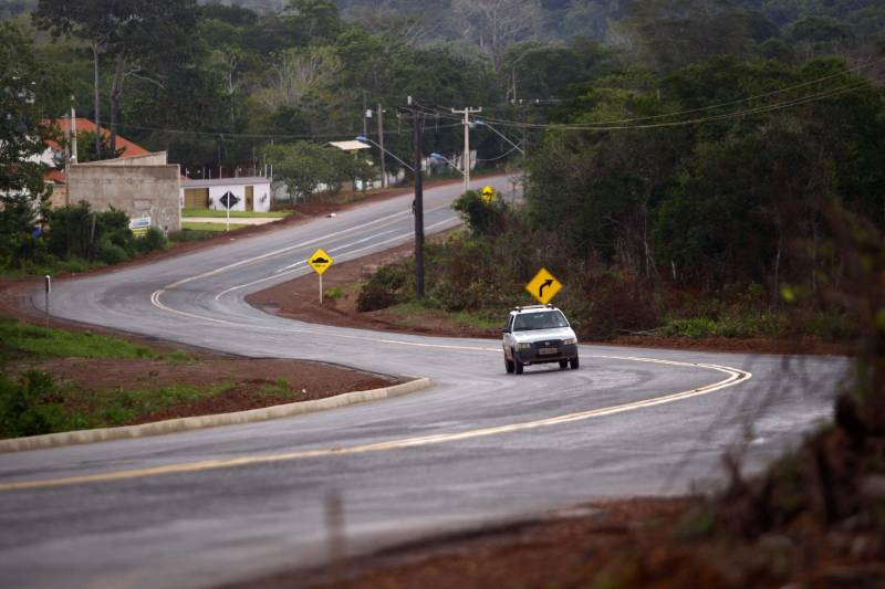 O secretário regional de Governo em Santarém, Olavo das Neves, destacou a frente de obras que o Estado vem trazendo para a região, que inclui uma nova Escola Tecnológica, a revitalização da PA-457 (foto) – que dá acesso a Alter do Chão – e a instalação do próprio Centro Regional de Governo do Oeste, que aproxima as gestões municipais dos órgãos do Estado. “Como representante da região, ficamos satisfeitos em ver que o governo tem olhado cada vez mais para cá, pelo simples entendimento da importância dessa região para o desenvolvimento do Estado”, frisou. O presidente da Companhia de Portos e Hidrovias (CPH), Alexandre Von, lembrou ainda que, neste sábado (10), o governador Simão Jatene assina ordens de serviço importantes, entre elas a que assegura a ampliação do serviço de hemodiálise do Hospital Regional do Baixo Amazonas (HRBA). “O compromisso do governo com a região está explícito nestes investimentos. Somente o Regional vai receber aporte de R$ 10 milhões para melhorar um serviço que já reconhecido como de excelência”, pontuou.
FOTO: THIAGO GOMES / AG. PARÁ
DATA: 09.03.2018
SANTARÉM - PARÁ <div class='credito_fotos'>Foto: Thiago Gomes /Ag. Pará | <a href='/midias/2018/originais/9d9feb74-2964-44a7-b9c5-966c83288def.jpg' download><i class='fa-solid fa-download'></i> Download</a></div>