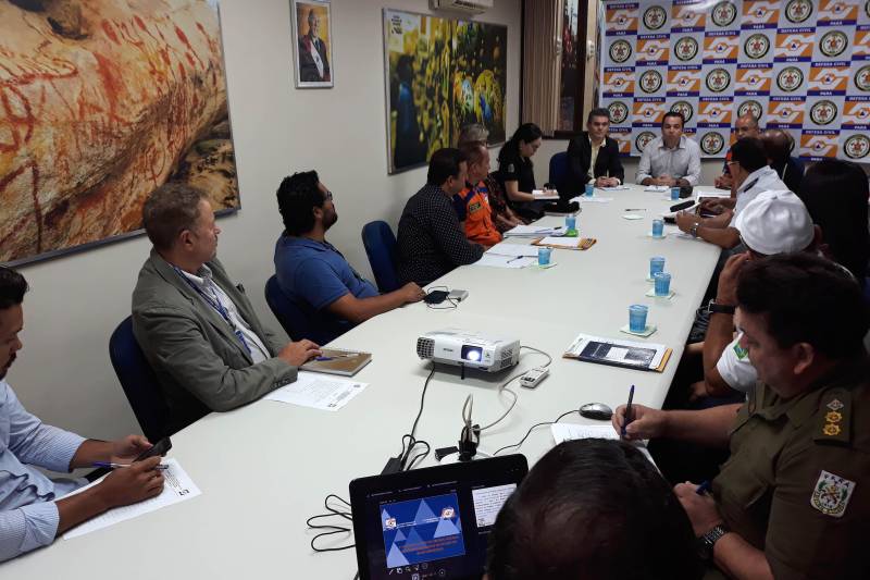 Representantes de órgãos do Governo do Estado e da União reuniram-se nesta sexta-feira (23), no Centro de Governo do Baixo Amazonas, para tratar sobre as ações e responsabilidades de cada instituição na execução do Plano de Contingência de Defesa Civil na região, em virtude da intensificação do período chuvoso e o estado de atenção em que se encontram alguns municípios.
FOTO: SAMUEL ALVARENGA / SECOM
DATA: 23.02.2018
SANTARÉM - PARÁ <div class='credito_fotos'>Foto: Samuel Alvarenga / Secom | <a href='/midias/2018/originais/9da452bb-c88c-45bd-9e49-f654a511a6ff.jpg' download><i class='fa-solid fa-download'></i> Download</a></div>