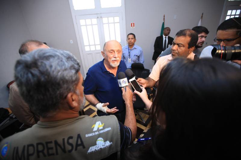 Quase R$ 2 milhões em equipamentos para o combate a malária no Pará foram distribuídos, nesta quarta-feira (7), em cerimônia no Palácio do Governo, em Belém. No total 38 microscópios, 21 motocicletas e 9 caminhonetes foram entregues, pelo governador Simão Jatene, a representantes de 11 municípios beneficiados, de diferentes regiões do Pará. Na ocasião, o governo também homenageou servidores estaduais que atuam há mais de 30 anos no combate a endemias e dedicaram anos de profissionalismo, compromisso e responsabilidade com o trabalho na Vigilância em Saúde Pública do Estado do Pará.
FOTO: MÁCIO FERREIRA / AG. PARÁ
DATA: 07.03.2018
BELÉM - PARÁ <div class='credito_fotos'>Foto: Antônio Silva/Ag. Pará | <a href='/midias/2018/originais/9daa88a7-9080-48df-9336-519162542b2d.jpg' download><i class='fa-solid fa-download'></i> Download</a></div>