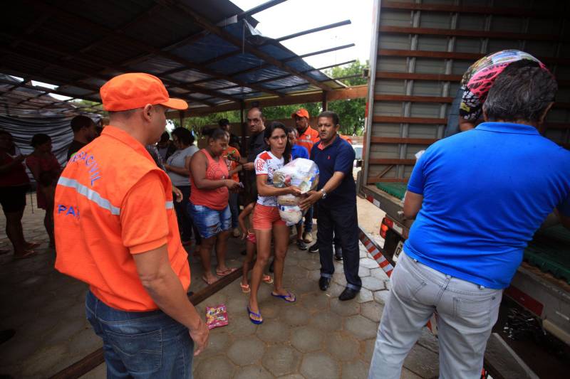 A entrega de mais de 200 cestas básicas às famílias atingidas pelas cheias dos rios Tocantins e Itacaiúnas, em Marabá, no sudeste do Pará, foi a principal ação, neste sábado (17), da força-tarefa montada para prestar atendimento aos desabrigados na região.
FOTO: MÁCIO FERREIRA / AG. PARÁ
DATA: 17.02.2018
MARABÁ - PARÁ <div class='credito_fotos'>Foto: MÁCIO FERREIRA/ AG. PARÁ | <a href='/midias/2018/originais/9dacb7ec-44ef-42dc-bde3-47179b053de8.jpg' download><i class='fa-solid fa-download'></i> Download</a></div>