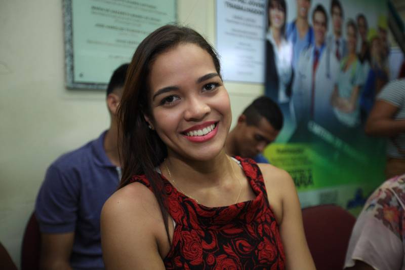 Nesta quarta-feira (2), a Secretaria de Assistência Social, Trabalho, Emprego e Renda (Seaster) realizou, na Casa do Trabalhador, uma ação de cidadania alusiva ao Dia do Trabalhador, celebrado ontem (1°). A programação contou com emissão de RG, encaminhamento para carteira de trabalho, intermediação de mão de obra através do SINE, testes rápidos de Hepatite C, atendimento médico com clínico geral, orientação jurídica e de contabilidade, cadastro e emissão de carteiras para artesãos, palestras e serviços de beleza. Iara Carvalho (foto), de 22 anos, acordou cedo para participar da ação. Ela, que procura um emprego, foi encaminhada para a intermediação de mão de obra do SINE e aproveitou, também, para fazer um atendimento jurídico. “Fiquei sabendo da ação pela minha tia e vim participar. Conheço pessoas que conseguiram emprego pelo SINE e vim me cadastrar na torcida de conseguir um também. Espero já sair daqui com alguma entrevista marcada”, disse.
FOTO: MÁCIO FERREIRA / AG. PARÁ
DATA: 02.05.2018
BELÉM - PARÁ <div class='credito_fotos'>Foto: MÁCIO FERREIRA/ AG. PARÁ | <a href='/midias/2018/originais/9dacfcc0-7955-49db-a8dd-0158a2c4aece.jpg' download><i class='fa-solid fa-download'></i> Download</a></div>