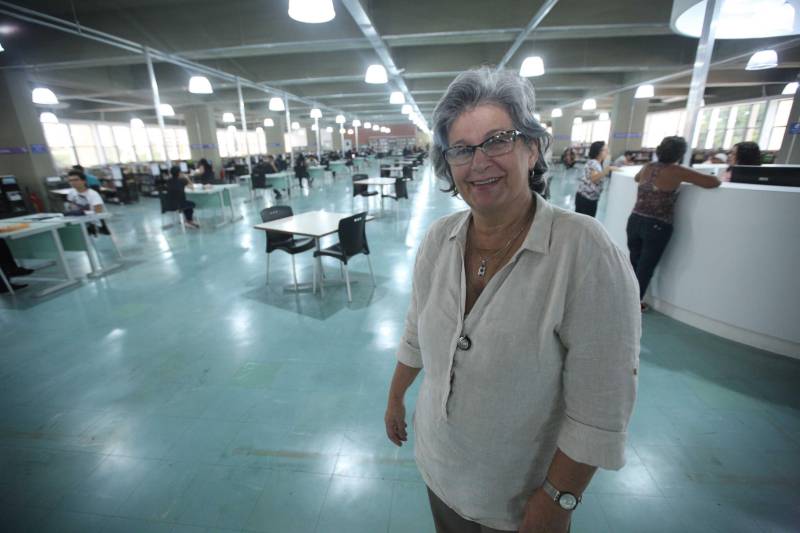 Ao entrar na Biblioteca Arthur Viana, localizada no Centro Cultural e Turístico Tancredo Neves (Centur), é possível visualizar e sentir as diferenças logo ao chegar. O espaço, que desde 2015 passava por reformas, está completamente pronto para sua reinauguração, que deve acontecer já na próxima semana. Iluminação adequada, climatização renovada, mudança de estantes e outros móveis que contribuíram para a ampliação do espaço, além de um verdadeiro upgrade em diversos espaços de convivência, serviços e estudos, trouxeram novos ares a centenária biblioteca. Na foto, Dina Oliveira, presidente da Fundação Cultural do Pará.
FOTO: THIAGO GOMES / AG. PARÁ
DATA: 27.04.2018
BELÉM - PARÁ <div class='credito_fotos'>Foto: Thiago Gomes /Ag. Pará | <a href='/midias/2018/originais/9dad81db-847f-4052-8055-ce34d0d034a3.jpg' download><i class='fa-solid fa-download'></i> Download</a></div>