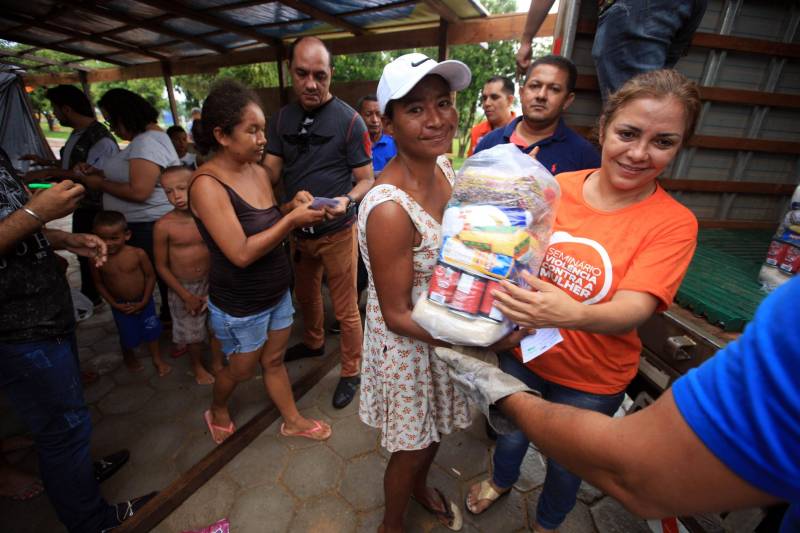 A entrega de mais de 200 cestas básicas às famílias atingidas pelas cheias dos rios Tocantins e Itacaiúnas, em Marabá, no sudeste do Pará, foi a principal ação, neste sábado (17), da força-tarefa montada para prestar atendimento aos desabrigados na região.
FOTO: MÁCIO FERREIRA / AG. PARÁ
DATA: 17.02.2018
MARABÁ - PARÁ <div class='credito_fotos'>Foto: MÁCIO FERREIRA/ AG. PARÁ | <a href='/midias/2018/originais/9db17727-1dc0-4da8-8f09-ec997ae535b9.jpg' download><i class='fa-solid fa-download'></i> Download</a></div>