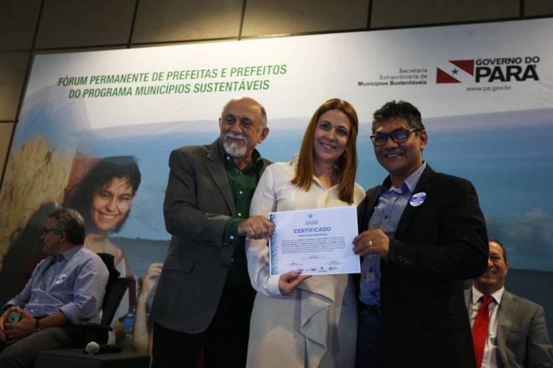 O primeiro dia do Fórum Permanente de Prefeitas e Prefeitos dos Municípios Sustentáveis contou com a participação de 85 prefeitos , 17 vices e 21 secretários municipais dos 141 municípios manifestaram interesse em adotar as diretrizes do programa. Para o governador Simão Jatene (foto), esta grande participação simboliza a união de agentes públicos que colocaram os interesses coletivos acima dos interesses individuais para construir um estado melhor para todos. Com o tema “Gestão Compartilhada”, o evento traz as experiências e os desdobramentos das agendas governamentais que foram planejadas em parceria com as gestões municipais. Através da Secretaria Extraordinária de Municípios Sustentáveis (Semsu) Governo do Pará, por meio da Semsu, investe na capacitação dos municípios para a promoção de uma gestão fiscal eficiente. Para Izabela Jatene, este primeiro dia serviu para sinalizar o quanto os gestores estão preocupados com o equilíbrio da questão fiscal dos municípios e em desenvolver uma governança compartilhada para desenvolver seus municípios.
FOTO: ANTÔNIO SILVA / AG. PARÁ
DATA: 07.02.2018
BELÉM - PARÁ <div class='credito_fotos'>Foto: Antônio Silva/Ag. Pará | <a href='/midias/2018/originais/9db17d1a-0f7c-40c9-ab23-17196e920371.jpg' download><i class='fa-solid fa-download'></i> Download</a></div>