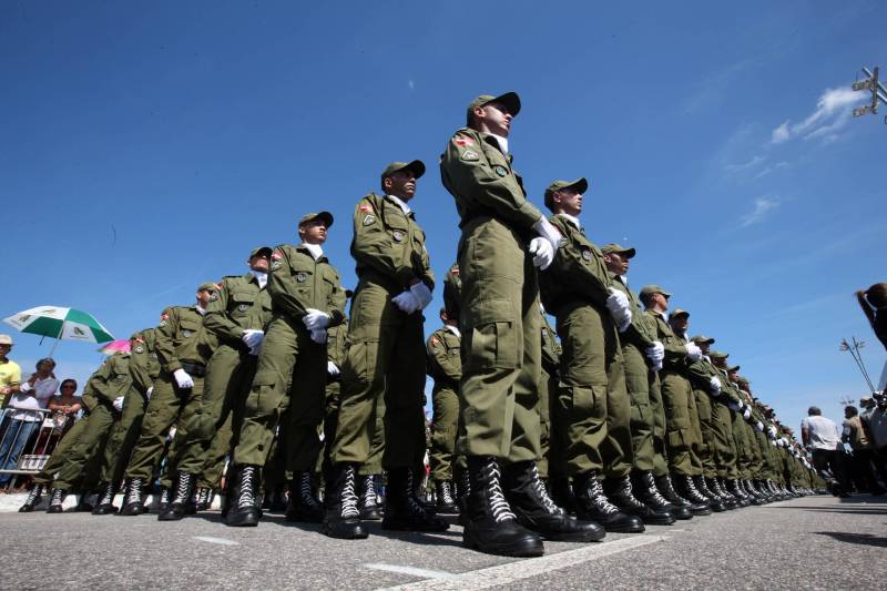A cerimônia de formatura dos novos praças da Polícia Militar ocorreu na manhã desta segunda-feira (9), simultaneamente, em Belém e outros seis municípios paraenses: Santa Izabel, Castanhal, Barcarena, Capanema, Bragança e Tucuruí. Em Parauapebas, Marabá, Breves, Soure e Conceição do Araguaia, a formatura será celebrada na quinta-feira, dia 12. Na sexta-feira, dia 13, é a vez de Santarém, Altamira, Paragominas e Itaituba. O governador Simão Jatene presidiu a cerimônia de formatura no Portal da Amazônia, bairro da Cidade Velha, em Belém. Milhares de familiares dos formandos lotaram o espaço para entregar aos novos policiais militares seus diplomas de conclusão de curso.
FOTO: SIDNEY OLIVEIRA / AG. PARÁ
DATA: 09.07.2018
BELÉM - PARÁ <div class='credito_fotos'>Foto: Sidney Oliveira/Ag. Pará | <a href='/midias/2018/originais/9db99db4-e060-4e48-a2c2-141543bf9b17.jpg' download><i class='fa-solid fa-download'></i> Download</a></div>