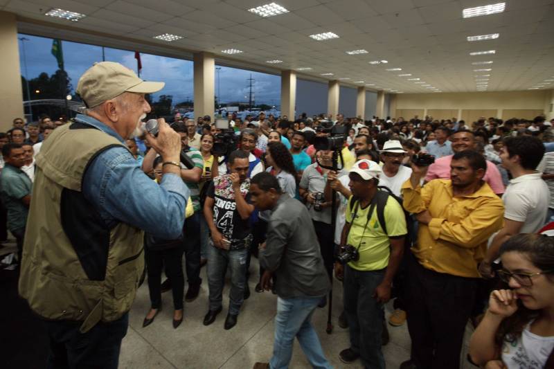 O Governador do Estado, Simão Jatene, também entregou para a região mais de 90 viaturas (foto) , 65 caminhonetes e 27 carros utilitários (pálios weekend), com destaque para duas da patrulha rural e uma para ronda escolar específica para Marabá. O Secretário de Estado de Segurança Pública, Luiz Fernandes, ressaltou que os veículos vão substituir a frota nas regiões sul e sudeste. “Surgiu uma demanda do policiamento rural, e já uma semana depois, por determinação do governador, já trouxemos as viaturas e já temos o policiamento disponível para fazer esse patrulhamento, que vai iniciar na região sudeste, mas se estenderá para a região sul e nordeste do estado. Hoje estamos substituindo toda a frota de veículos da região sul e sudeste, além disso o governador determinou onde tiver policiamento vai ter uma viatura, e já foi apresentado para a região os novos policiais que tomaram posse, nós não temos mais nenhum município sem delegado”, pontuou. Outras conquistas citada pelo Secretário da SEGUP foi o aumento do Núcleo de Apoio à Investigação e a criação de um conselho regional para acompanhar as ações de segurança pública.
FOTO: SIDNEY OLIVEIRA / AG. PARÁ
DATA: 06.04.2018
MARABÁ - PARÁ <div class='credito_fotos'>Foto: Sidney Oliveira/Ag. Pará | <a href='/midias/2018/originais/9dbde2e5-a16a-41f3-aa9a-dabf86032d04.jpg' download><i class='fa-solid fa-download'></i> Download</a></div>