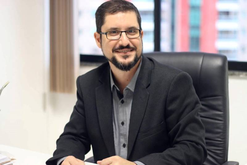 Com assistência de média e alta complexidade o Hospital Jean Bitar (HJB) é referência estadual na realização de endoscopia digestiva para o diagnóstico de inflamações do esôfago, estômago e duodeno, em usuários do Sistema Único de Saúde (SUS). Somente em 2017, o hospital realizou um total de 6.012 exames entre endoscopia alta, colonoscopia e retossigmoidoscopia. Na foto, o diretor executivo do HJB, o adm. Giovani Merenda
FOTO: ASCOM HJB
DATA: 14.02.2018
BELÉM - PARÁ <div class='credito_fotos'>Foto: ASCOM HJB | <a href='/midias/2018/originais/9dc2fd6c-9222-4848-a970-2b14f828689e.jpg' download><i class='fa-solid fa-download'></i> Download</a></div>