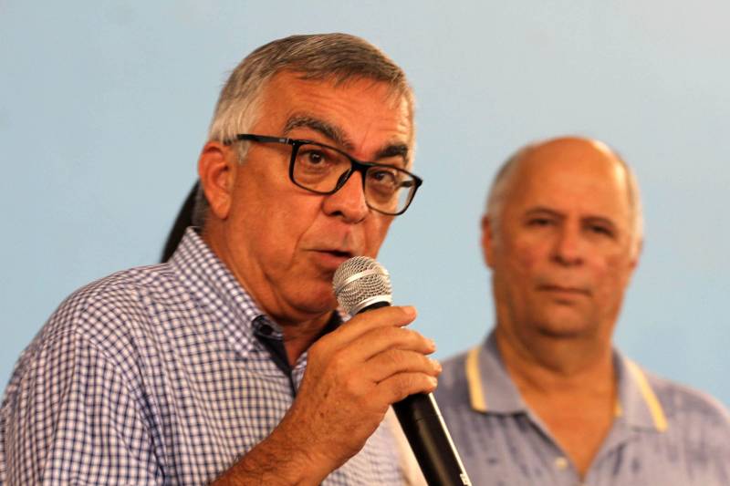 O governador Simão Jatene, na manhã deste sábado (14), no município de Castanhal, nordeste do Pará, assinou oficialmente a lei que regulamenta o serviço de transporte alternativo intermunicipal de passageiros. A cerimônia ocorreu no ginásio Loyola Passarinho. Na foto, Pedro Coelho, prefeito de Castanhal.

FOTO: CRISTINO MARTINS / AG. PARÁ
DATA: 14.04.2018
CASTANHAL - PARÁ <div class='credito_fotos'>Foto: Cristino Martins/Ag. Pará   |   <a href='/midias/2018/originais/9dc3894e-80f0-4c26-a066-cc418b409197.jpg' download><i class='fa-solid fa-download'></i> Download</a></div>