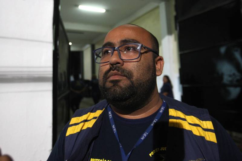 Os órgãos de segurança do Estado realizaram a operação Hypnos, na noite desta sexta-feira (11) na orla e comunidades de Icoaraci. Policiais militares, civis, Guarda Municípal e agentes do Juizado da Infância e da Adolescência fiscalizaram estabelecimentos comerciais e casas noturnas para garantir a paz e a tranquilidade no distrito. Na foto, o agente de proteção Renato Leão, do Juizado de Proteção da Infância e da Adolescência.
FOTO: MARCELO LELIS / AG. PARÁ
DATA: 11.05.2018
BELÉM - PARÁ
<div class='credito_fotos'>Foto: Marcelo Lelis / Ag. Pará | <a href='/midias/2018/originais/9dc41257-3c02-4956-b725-a7e03e3d8d9b.jpg' download><i class='fa-solid fa-download'></i> Download</a></div>