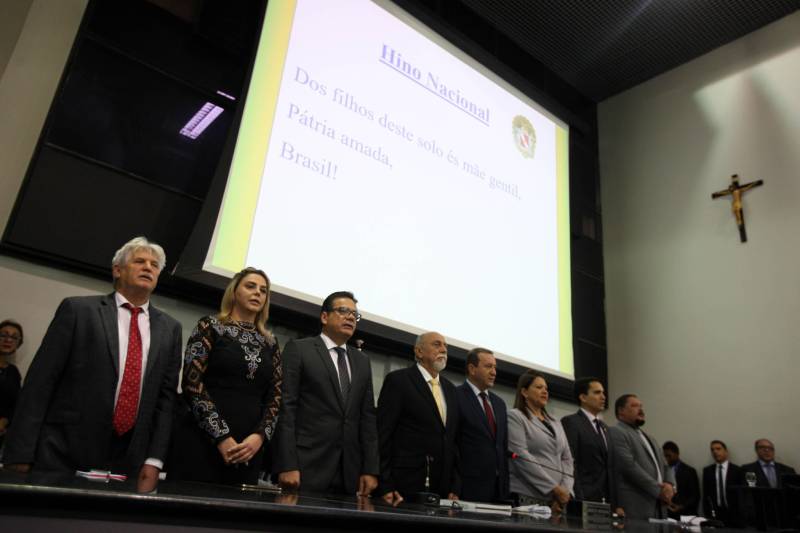 O governador Simão Jatene entregou, na manhã desta terça-feira (6), a "Mensagem Governamental do Pará à Assembleia Legislativa 2018", em sessão especial que abriu os trabalhos da Casa no exercício 2018. A leitura do documento destacou os principais resultados alcançados pelo governo no ano anterior e fez prognósticos de obras e serviços previstos para este ano.
FOTO: ANTONIO SILVA / AG. PARÁ
DATA: 06.02.2018
BELÉM - PARÁ <div class='credito_fotos'>Foto: Antônio Silva/Ag. Pará | <a href='/midias/2018/originais/9dc84956-ddbb-462d-bb65-f12710957c4b.jpg' download><i class='fa-solid fa-download'></i> Download</a></div>