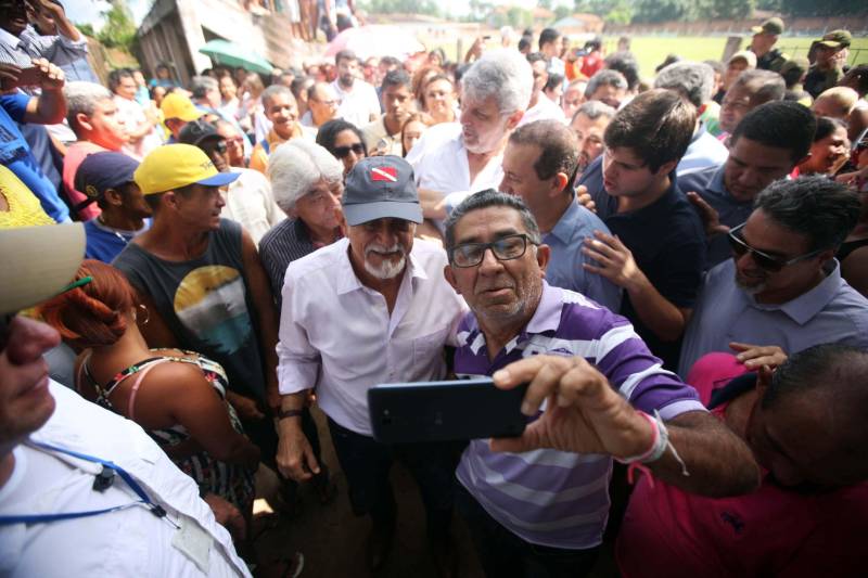 O governo do Pará dá seguimento às ações de reconhecimento de propriedade de terras em todas as regiões do Estado com a entrega, na manhã desta sexta-feira (16), de 124 títulos para pequenos produtores rurais do município de Bujaru, no nordeste paraense. A cerimônia, realizada no Sindicato de Produtores Rurais do município, foi conduzida pelo governador Simão Jatene e contou com a presença de secretários de Estado, parlamentares, prefeitos e autoridades da região. Os documentos expedidos pelo Instituto de Terras do Pará (Iterpa) vão atender famílias que residem em 15 comunidades do município, entre elas a Jutai, Igarapezinho, Jabatiteua, Guajará-Miri, Guajará-Açu, Ramal do Puxador, Ramal do Caiti, Santa Maria, São Luiz, Cajuíra, entre outras localizadas ao longo da Rodovia PA-140, totalizando mais de 6 mil hectares de áreas tituladas.
FOTO: THIAGO GOMES / AG PARÁ
DATA: 16.02.2018
BUJARÚ - PARÁ <div class='credito_fotos'>Foto: Thiago Gomes /Ag. Pará | <a href='/midias/2018/originais/9dcb47c3-962b-4e93-afa9-08b3946b3a71.jpg' download><i class='fa-solid fa-download'></i> Download</a></div>