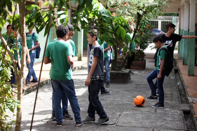 Trinta e oito agentes de segurança pública do Estado participam, no Instituto de Ensino de Segurança Pública do Pará (Iesp), de um curso de especialização da Companhia Independente de Policiamento Escolar (Cipoe). A capacitação começou no dia 26 de fevereiro e vai até 23 de março, com aulas de segunda a sexta, nos turnos da manhã e tarde. Os agentes de segurança estão sendo treinados para atuar na segurança junto às comunidades escolares do Estado. Este é o segundo curso que acontece para a qualificação do policiamento escolar do Comando de Policiamento Especializado, através da Companhia Independente de Policiamento Escolar (Cipoe). O primeiro foi em 2017, e qualificou 40 policiais. Na foto, policiamento na escola estadual Dom Pedro II.
FOTO: SIDNEY OLIVEIRA / AG. PARÁ
DATA: 13.03.2018
BELÉM - PARÁ <div class='credito_fotos'>Foto: Sidney Oliveira/Ag. Pará | <a href='/midias/2018/originais/9dd1f2e4-e029-484a-b035-c4231aa199c2.jpg' download><i class='fa-solid fa-download'></i> Download</a></div>