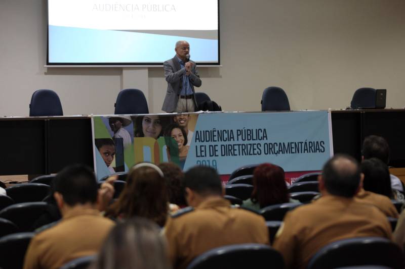 Operária de uma fábrica local de papel, Helenice Barbosa participou pela primeira vez na vida de uma audiência pública, na manhã desta segunda-feira (23), no auditório do Instituto de Gestão Previdenciária do Estado do Pará (Igeprev). Na ocasião estava sendo elaborado o orçamento do Estado do Pará para o exercício de 2019. “Foi um aprendizado muito importante, não fazia ideia do quanto poderia aprender sobre orçamento público”, disse ao final do evento sobre a Lei de Diretrizes Orçamentárias (LDO). A LDO, um dos mais importantes instrumentos normativos do novo sistema orçamentário brasileiro, estabelece as diretrizes para o próximo exercício financeiro, que compreende às metas e prioridades da Administração Pública Estadual, a estrutura e organização dos orçamentos, as diretrizes gerais para elaboração e execução dos orçamentos do Estado e suas alterações, as normas para monitoramento e avaliação dos programas de governo, as disposições relativas às despesas do Estado com pessoal e as alterações na legislação tributária e a política de aplicação de recursos financeiros pelas agências financeiras oficiais de fomento. Na foto, o Secretário José Alberto Colares.
FOTO: SIDNEY OLIVEIRA / AG. PARÁ
DATA: 23.04.2018
BELÉM - PARÁ <div class='credito_fotos'>Foto: Sidney Oliveira/Ag. Pará | <a href='/midias/2018/originais/9ddc46ba-572a-4a5b-a804-3d0952480f0e.jpg' download><i class='fa-solid fa-download'></i> Download</a></div>