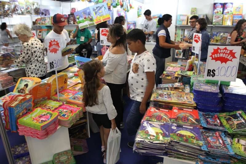 Uma programação extensa e diversificada marcou a abertura das atividades da XXII Feira Pan-Amazônica do Livro (foto) neste sábado (2), no Hangar – Centro de Convenções e Feiras da Amazônia, em Belém. Um grande público compareceu no primeiro dia, aproveitando as atrações culturais e as exposições nos estandes de livros.

FOTO: CRISTINO MARTINS / AG. PARÁ
DATA: 02.06.2018
BELÉM - PARÁ <div class='credito_fotos'>Foto: Cristino Martins/Ag. Pará   |   <a href='/midias/2018/originais/9de63888-5110-46ac-8be8-1aa172c4eb32.jpg' download><i class='fa-solid fa-download'></i> Download</a></div>