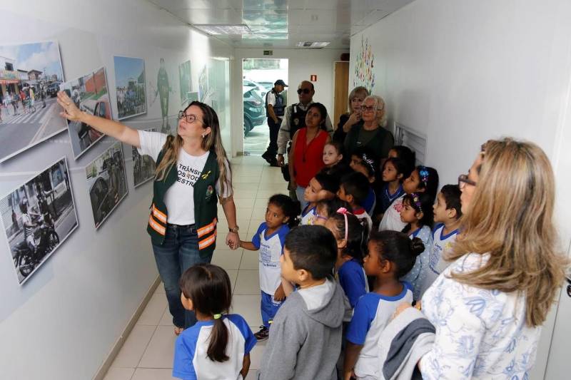 Crianças da Escola Municipal de Ensino Fundamental Barão do Rio Branco (foto), em Belém, participaram, na manhã desta terça-feira (8), das ações de mobilização da campanha Maio Amarelo. Uma equipe da Coordenadoria de Educação para o Trânsito, do Departamento de Trânsito do Estado (Detran), buscou conscientizar a garotada com relação aos altos índices de acidente no trânsito. Os alunos que tinham entre 6 e 7 anos participaram de mini palestras sobre comportamento seguro nas vias, o uso do cinto de segurança e equipamento de retenção (cadeirinha), travessia nas faixas, além de assistirem a vídeos educativos. A campanha nacional de combate à violência viária chega a sua 5ª edição com o tema “Nós Somos o Trânsito”, que busca, em 2018, sensibilizar a sociedade para as questões da mobilidade. De acordo com o Observatório Nacional de Segurança Viária, 90% dos acidentes têm como motivação as falhas humanas como imperícia, imprudência e desatenção.
FOTO: ASCOM / DETRAN
DATA: 08.05.2018
BELÉM - PARÁ <div class='credito_fotos'>Foto: ASCOM DETRAN | <a href='/midias/2018/originais/9df01174-9870-4a1f-b10f-199a42e9458c.jpg' download><i class='fa-solid fa-download'></i> Download</a></div>