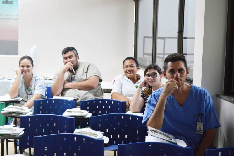 onceito que prioriza o tratamento domiciliar do paciente em condições de receber cuidados em casa, a desospitalização foi tema de uma roda de conversa nesta terça-feira (19), entre profissionais da assistência no Hospital Metropolitano de Urgência e Emergência (HMUE), localizado em Ananindeua, município da Região Metropolitana de Belém, e representantes do Programa Melhor em Casa, durante a programação da III Semana Multiprofissional e a XII Semana de Enfermagem da unidade.
FOTO: ASCOM HMUE
DATA: 19.06.2018
ANANINDEUA - PARÁ <div class='credito_fotos'>Foto: ASCOM HMUE | <a href='/midias/2018/originais/9df88207-f4d6-45f9-98cc-e91a9d7a2747.jpg' download><i class='fa-solid fa-download'></i> Download</a></div>