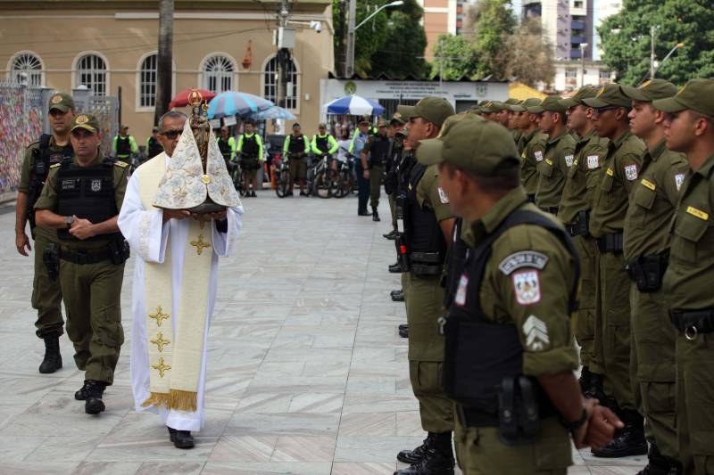 Cerca de 2 mil alunos do curso de formação de praças da Polícia Militar cumprem neste sábado (12) uma etapa importante da preparação: eles saem pela primeira vez às ruas, no estágio supervisionado, para vivenciar situações reais da carreira e, ao mesmo tempo, reforçar o policiamento ostensivo. Em Belém, cerca de 500 homens e mulheres se concentraram na Praça Santuário, em frente à Basílica de Nazaré, e saíram, em seguida, para diversos pontos da capital. A ação faz parte do pacote de medidas de combate à criminalidade e reforço da segurança pública anunciado pelo Governo do Estado.
FOTO: SIDNEY OLIVEIRA / AG. PARÁ
DATA: 12.05.2018
BELÉM - PARÁ <div class='credito_fotos'>Foto: Sidney Oliveira/Ag. Pará | <a href='/midias/2018/originais/9e04eca9-7c0f-4563-ba03-820760c9f48c.jpg' download><i class='fa-solid fa-download'></i> Download</a></div>