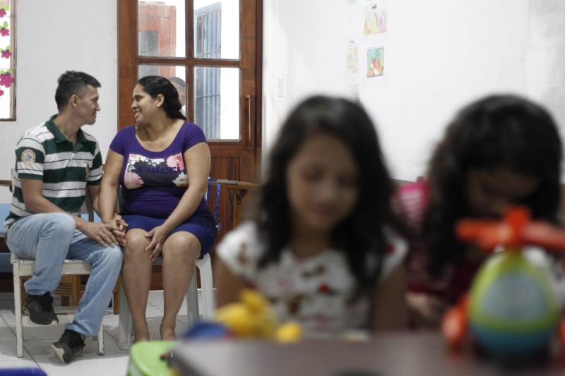 Proporcionar o estreitamento dos laços familiares entre os detentos e os filhos. Esse é o principal objetivo de uma brinquedoteca dentro de uma unidade prisional. No Centro de Recuperação do Coqueiro (CRC), a brinquedoteca foi especialmente decorada e preparada para receber os filhos de detentos pela equipe de profissionais do setor social da unidade. Há cadeiras, brinquedos e livros tornando o ambiente carcerário menos traumático para as crianças. Nesta sexta-feira (16), as irmãs gêmeas Suanne e Suellen, de 10 anos, foram visitar o pai, o detento José Ribeiro Araújo, preso há três anos (foto).
FOTO: AKIRA ONUMA / ASCOM SUSIPE
DATA: 16.02.2018
BELÉM - PARÁ <div class='credito_fotos'>Foto: Akira Onuma / Ascom Susipe | <a href='/midias/2018/originais/9e0d88e5-6eb7-4818-a7b4-25d60e487420.jpg' download><i class='fa-solid fa-download'></i> Download</a></div>