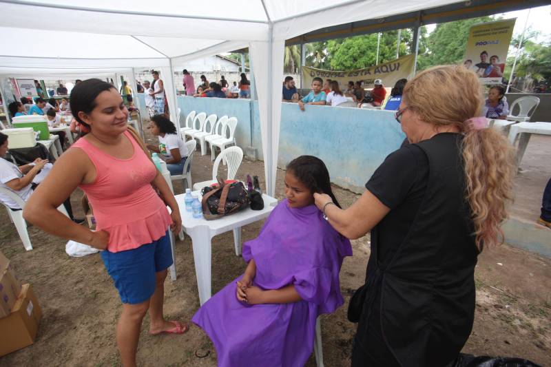 Aos 22 anos, Cláudio Cardoso está desempregado e procura um trabalho para sustentar o filho. Neste domingo (11) ele aproveitou a presença da Caravana Pro Paz no município de Barcarena, distante 15 quilômetros da capital, para retirar seus documentos e até aproveitou para cortar os cabelos. Na segunda-feira (12) pretende sair em busca de um emprego. Ele é um dos mil beneficiados pelos atendimentos feitos na cidade pela Caravana Pro Paz, uma ação do Governo do Pará, que busca garantir o acesso da população mais carente a serviços de atenção às necessidades básicas do cidadão, como atendimentos médicos, exames, vacinação, entre outros, com ações de mobilização em diversas regiões e municípios, a fim de fortalecer a cidadania paraense. “Os documentos e aparências são muito importantes para conseguir um trabalho, por isso estou aproveitando para fazer tudo para na segunda-feira continuar procurando emprego”, comentou Claudio. Ele está separado e quer encontrar um trabalho para sustentar o filho. A Caravana Pro Paz está iniciando os trabalhos em 2018 por Barcarena, nas comunidades de Vila Nova, Bom futuro e Burajuba afetadas pelo transbordamento de rejeitos da Hydro Alunorte, no início deste mês. Os serviços de retirada de documentos (Certidão de Nascimento, RG, Registro Social, ID Jovem), atendimento médico (pediatria, ginecologia e clínica geral), consulta jurídica, exames vacinas e cortes de cabelo foram ofertados em parceria com a Prefeitura do município.
FOTO: IGOR BRANDÃO / AG PARÁ
DATA: 11.03.2018
BARCARENA - PARÁ <div class='credito_fotos'>Foto: IGOR BRANDÃO / AG. PARÁ | <a href='/midias/2018/originais/9e0db44c-d61b-40ac-afcd-e0c16decc587.jpg' download><i class='fa-solid fa-download'></i> Download</a></div>