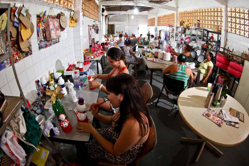 A Cooperativa Social de Trabalho Arte Feminina Empreendedora (Coostafe) da Superintendência do Sistema Penitenciário do Estado (Susipe) - a primeira cooperativa de mulheres presas no país - foi uma das 43 iniciativas sociais de 15 estados brasileiros selecionadas para receber investimentos destinados pela Brazil Foundation. No total será investido R$ 1 milhão de reais por meio de doações diretas. A Brazil Foundation é vinculada à Organização das Nações Unidas (ONU), responsável por mobilizar recursos para ideias e ações transformadoras, a partir do trabalho com líderes e organizações sociais e uma rede global de apoiadores, promovendo igualdade, justiça social e oportunidade para os brasileiros.
FOTO: AKIRA ONUMA
DATA: 06.03.2018
BELÉM - PARÁ <div class='credito_fotos'>Foto: Akira Onuma / Ascom Susipe | <a href='/midias/2018/originais/9e0e0360-9076-4d91-93dd-423b37991704.jpg' download><i class='fa-solid fa-download'></i> Download</a></div>