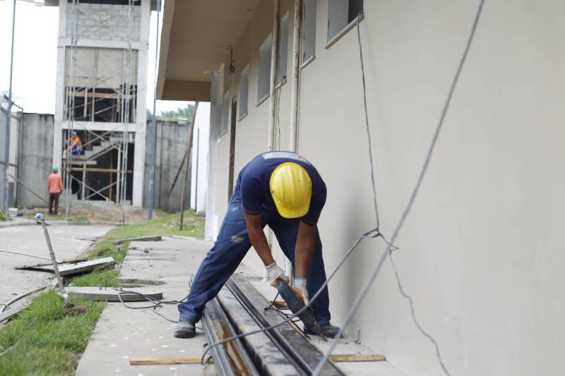 As obras da nova unidade prisional de Abaetetuba (foto) já estão em fase de conclusão. A nova casa penal terá capacidade para 306 internos e teve um custo de mais de R$ 10 milhões de reais. Os recursos contam com investimentos do Governo do Estado e também contrapartida do Fundo Penitenciário Nacional (Funpen), por meio do Ministério da Justiça. A nova unidade prisional contará com dois blocos carcerários, contendo 20 celas coletivas cada, sendo duas direcionadas à Pessoa com Deficiência (PCD). Terá ainda oito celas de isolamento, oito salas de visita íntima, consultório médico e odontológico, ambulatório, atendimento psicossocial, sala para tratamento penal, com apoio para advogados, Defensoria Pública e parlatório e contará também com três salas de aula, biblioteca e uma sala de informática.

FOTO: AKIRA ONUMA / ASCOM SUSIPE
DATA: 07.12.2018
ABAETETUBA - PARÁ <div class='credito_fotos'>Foto: Akira Onuma / Ascom Susipe   |   <a href='/midias/2018/originais/9e1272ec-a36a-4142-ba81-1110465452b2.jpg' download><i class='fa-solid fa-download'></i> Download</a></div>