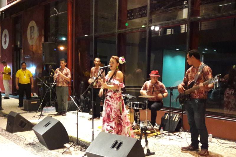 O ritmo paraense marca a programação da Estação das Docas, a partir de sexta-feira (9). Para começar, o Carimbó de Maria será responsável por agitar a todos na orla, a partir das 18h30. Para celebrar o Dia Internacional da Mulher, comemorado no dia 8, o grupo liderado pela vocalista Luciane Lobato, vai prestar homenagens às mulheres durante a apresentação. “O show será voltado para o feminino, com grandes sucessos de cantoras e compositoras do nosso estado, como Nazaré Pereira, Dona Onete, Liah Sophia entre outras”, afirma.
FOTO: ASCOM / OS PARÁ 2000
DATA: 08.03.2018
BELÉM - PARÁ
<div class='credito_fotos'>Foto: ASCOM OS PARÁ 2000 | <a href='/midias/2018/originais/9e235565-002a-4dd0-87ba-cf1bb0e8f0b8.jpg' download><i class='fa-solid fa-download'></i> Download</a></div>