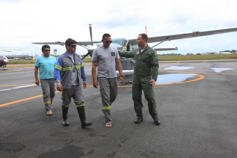 A aeronave do Grupamento Aéreo de Segurança Pública (Graesp) trouxe, nesta sexta-feira (16), para Belém, piloto e passageiros do helicóptero que precisou fazer um pouso forçado, na Ilha do Marajó. O fato ocorreu em uma área de mata entre os municípios de Curralinho e Breves, no dia 15. O resgate dos funcionários da empresa prestadora de energia elétrica no Pará e do piloto foi realizado ainda no final da tarde de ontem, quando o grupamento foi acionado pelo Salvaéreo. Na foto, cheganda de Nelson Palheta (e), Lucas Albuquerque (d), Wagner Costa (d) e o tenente coronel do Graesp, Marlon (d).
FOTO: RODOLFO OLIVEIRA / AG. PARÁ
DATA: 16.03.2018
BELÉM - PARÁ <div class='credito_fotos'>Foto: Rodolfo Oliveira/Ag. Pará | <a href='/midias/2018/originais/9e2633fc-12c0-4bf3-bbf2-016829ffdb73.jpg' download><i class='fa-solid fa-download'></i> Download</a></div>