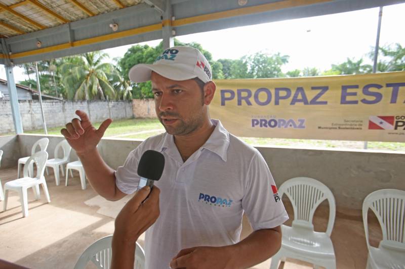 Aos 22 anos, Cláudio Cardoso está desempregado e procura um trabalho para sustentar o filho. Neste domingo (11) ele aproveitou a presença da Caravana Pro Paz no município de Barcarena, distante 15 quilômetros da capital, para retirar seus documentos e até aproveitou para cortar os cabelos. Na segunda-feira (12) pretende sair em busca de um emprego. Ele é um dos mil beneficiados pelos atendimentos feitos na cidade pela Caravana Pro Paz, uma ação do Governo do Pará, que busca garantir o acesso da população mais carente a serviços de atenção às necessidades básicas do cidadão, como atendimentos médicos, exames, vacinação, entre outros, com ações de mobilização em diversas regiões e municípios, a fim de fortalecer a cidadania paraense. “Os documentos e aparências são muito importantes para conseguir um trabalho, por isso estou aproveitando para fazer tudo para na segunda-feira continuar procurando emprego”, comentou Claudio. Ele está separado e quer encontrar um trabalho para sustentar o filho. A Caravana Pro Paz está iniciando os trabalhos em 2018 por Barcarena, nas comunidades de Vila Nova, Bom futuro e Burajuba afetadas pelo transbordamento de rejeitos da Hydro Alunorte, no início deste mês. Os serviços de retirada de documentos (Certidão de Nascimento, RG, Registro Social, ID Jovem), atendimento médico (pediatria, ginecologia e clínica geral), consulta jurídica, exames vacinas e cortes de cabelo foram ofertados em parceria com a Prefeitura do município. Na foto, o coordenador da Caravana, Delckson Oliveira.
FOTO: IGOR BRANDÃO / AG PARÁ
11.03.2018
BARCARENA - PARÁ <div class='credito_fotos'>Foto: IGOR BRANDÃO / AG. PARÁ | <a href='/midias/2018/originais/9e2cc832-b703-41e4-a219-1ab6d17f7fe1.jpg' download><i class='fa-solid fa-download'></i> Download</a></div>