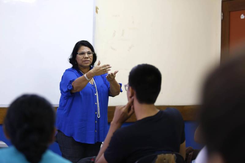 Escola de inverno do Centro de ciências Naturais e Tecnologia (CCNT), da Universidade do Estado do Pará (Uepa). Na foto, oficina "Insetos bioindicadores de qualidade ambiental", com a professora Ana Lúcia Gutjhar.
FOTO: NAILANA THIELY / ARQUIVO / ASCOM UEPA
DATA: 23.01.2017
BELÉM - PARÁ <div class='credito_fotos'>Foto: Nailana Thiely / Ascom Uepa | <a href='/midias/2018/originais/9e2d4aff-4588-407a-b9cf-5e737a07aed5.jpg' download><i class='fa-solid fa-download'></i> Download</a></div>