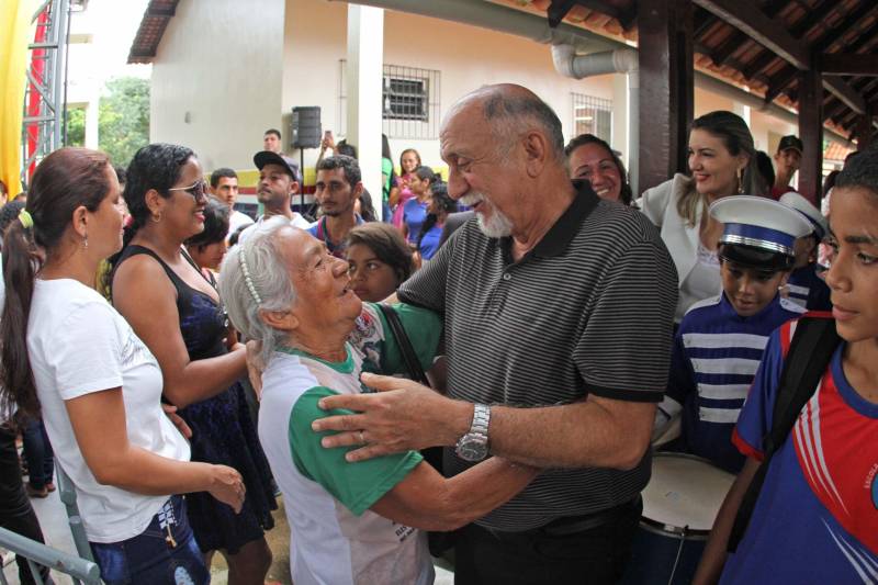 Um painel, no pátio da Escola Estadual de Ensino Médio Ruth Guimarães Ferreira, no distrito de Murinim, em Benevides, mostra 16 alunos da unidade aprovados nos últimos vestibulares. Desses, 12 irão estudar na Universidade Federal do Pará (UFPA). São os primeiros resultados de um processo que começou há nove meses, quando a escola entrou em reforma e ampliação. A nova “Ruth Guimarães Ferreira” foi entregue oficialmente nesta segunda-feira, 26, pelo governador Simão Jatene. Reformada e ampliada, a escola tem agora seis salas de aula; quatro laboratórios (multiuso, multidisciplinar, informática e de leitura); cozinha; refeitório e dispensa; quadra poliesportiva, vestiários feminino e masculino; área de convivência; sala para Atendimento Educacional Especializado (AEE) e acessos para pessoas com deficiência. Espaços de sobra para seus 892 alunos, distribuídos em três turnos do Ensino Médio. A obra custou R$ 2,446 milhões.
FOTO: CRISTINO MARTINS / AG. PARÁ
DATA: 26.03.2018
BENEVIDES - PARÁ <div class='credito_fotos'>Foto: Cristino Martins/Ag. Pará | <a href='/midias/2018/originais/9e38c9cb-9fe9-4c02-8e5b-002ba82f18f4.jpg' download><i class='fa-solid fa-download'></i> Download</a></div>