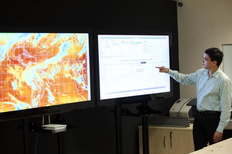 Além da sala de situação, o Centro Integrado de Monitoramento Ambiental (CIMAM), também auxilia no monitoramento do tempo e do clima no Pará, fornecendo informações para outros órgãos que atuam nessa força tarefa. Na foto, Saulo Carvalho, coordenador de Meteorologia e Hidrologia da Secretaria de Meio Ambiente e Sustentabilidade (Semas).
FOTO: SIDNEY OLIVEIRA / AG. PARÁ
DATA: 16.02.2018
BELÉM - PARÁ <div class='credito_fotos'>Foto: Sidney Oliveira/Ag. Pará | <a href='/midias/2018/originais/9e397cee-d544-4bf9-a13d-482114da2c8b.jpg' download><i class='fa-solid fa-download'></i> Download</a></div>