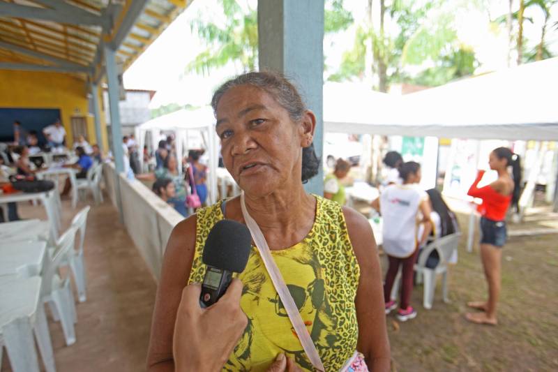 Aos 22 anos, Cláudio Cardoso está desempregado e procura um trabalho para sustentar o filho. Neste domingo (11) ele aproveitou a presença da Caravana Pro Paz no município de Barcarena, distante 15 quilômetros da capital, para retirar seus documentos e até aproveitou para cortar os cabelos. Na segunda-feira (12) pretende sair em busca de um emprego. Ele é um dos mil beneficiados pelos atendimentos feitos na cidade pela Caravana Pro Paz, uma ação do Governo do Pará, que busca garantir o acesso da população mais carente a serviços de atenção às necessidades básicas do cidadão, como atendimentos médicos, exames, vacinação, entre outros, com ações de mobilização em diversas regiões e municípios, a fim de fortalecer a cidadania paraense. “Os documentos e aparências são muito importantes para conseguir um trabalho, por isso estou aproveitando para fazer tudo para na segunda-feira continuar procurando emprego”, comentou Claudio. Ele está separado e quer encontrar um trabalho para sustentar o filho. A Caravana Pro Paz está iniciando os trabalhos em 2018 por Barcarena, nas comunidades de Vila Nova, Bom futuro e Burajuba afetadas pelo transbordamento de rejeitos da Hydro Alunorte, no início deste mês. Os serviços de retirada de documentos (Certidão de Nascimento, RG, Registro Social, ID Jovem), atendimento médico (pediatria, ginecologia e clínica geral), consulta jurídica, exames vacinas e cortes de cabelo foram ofertados em parceria com a Prefeitura do município. Na foto, dona Maria Salustiana Cardoso.
FOTO: IGOR BRANDÃO / AG PARÁ
DATA: 11.03.2018
BARCARENA - PARÁ <div class='credito_fotos'>Foto: IGOR BRANDÃO / AG. PARÁ | <a href='/midias/2018/originais/9e3a6f96-16d6-4532-a03e-74d11ed04b3d.jpg' download><i class='fa-solid fa-download'></i> Download</a></div>