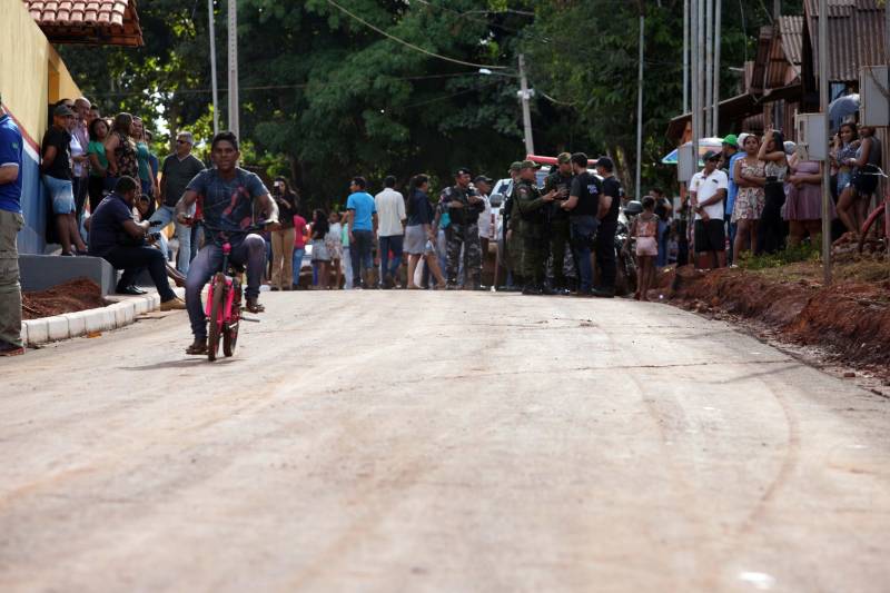 Também foram entregues nesta segunda (25) obras no distrito de Serra Pelada, em Curionópolis, sudeste do Estado. Uma das inaugurações foi a da Escola Estadual de Ensino Médio Joaquina Diamantina. A unidade de ensino teve investimento de R$ 220 mil em serviços nas redes elétrica e hidráulica, além de pintura, melhoria do forro e cobertura, assim como parte do piso, muro e calçada. Fundada em 1989, a escola foi praticamente reconstruída para atender com qualidade os 232 estudantes, nos turnos da tarde e à noite. São três salas de aula; bloco administrativo (sala da direção, sala dos professores e secretaria); uma copa cozinha, uma dispensa para armazenamento de alimentos da merenda escolar e banheiros masculino, feminino e de pessoa com deficiência (PCD). Em Curionópolis, o governador também entregou a pavimentação asfáltica de quatro quilômetros de vias urbanas, uma parceria com a Prefeitura de Curionópolis, dentro do Programa Asfalto na Cidade. Para esta obra, foram destinados R$ 1,7 milhão, que incluem serviços em terra, sub-base e base, pavimentação em CBUQ (Concreto Betuminoso Usinado a Quente) de três centímetros de espessura, meio-fio de concreto com lâmina d’água e sinalização horizontal. Curionópolis é um dos 99 municípios paraenses que assinaram com o governo o Termo de Asfalto, sendo que 33 já iniciaram as obras. Somados, os termos garantirão 529,6 km de pavimentação de vias urbanas – um investimento total de quase R$ 255 milhões do Tesouro Estadual.
FOTO: THIAGO GOMES / AG. PARÁ
DATA: 25.06.2018
CURIONÓPOLIS - PARÁ <div class='credito_fotos'>Foto: Thiago Gomes /Ag. Pará | <a href='/midias/2018/originais/9e429f34-9291-4e2c-beb9-7d7ddedf8c4e.jpg' download><i class='fa-solid fa-download'></i> Download</a></div>