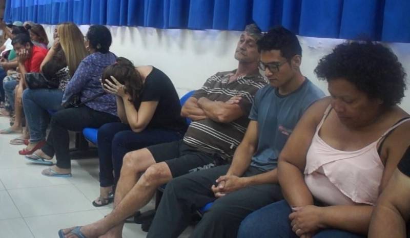 A Polícia Civil deflagrou, nesta terça-feira (05), a operação policial denominada "Verônica" para investigar um esquema de fraude que envolvia a inserção de dados falsos no sistema de informação do setor de recursos humanos da Secretaria de Estado de Educação (Seduc). Ao todo, 38 pessoas foram presas em Belém e Região Metropolitana de Belém (RMB); e nas cidades de Mãe do Rio, nordeste do Pará; Macapá (AP) e Gaspar (SC). Uma pessoa permanece foragida. Os presos foram conduzidos para a Delegacia-Geral, em Belém, para prestar depoimento. Além dos mandados de prisão, foram cumpridos mandados de busca e apreensão. Mais de 100 policiais civis estiveram em atuação na operação iniciada por volta de 6h da manhã. As informações sobre a operação foram prestadas, durante a manhã de hoje (5), na sede da Delegacia-Geral, em entrevista coletiva. O delegado-geral Claudio Galeno; a secretária de Educação, Ana Cláudia Hage, e os delegados Fernando Rocha, diretor do Núcleo de Inteligência da Polícia Civil, e Alexandre Oliveira, um dos responsáveis pela investigação e coordenador do Laboratório de Tecnologia contra Lavagem de Dinheiro (LAB-LD). 

FOTO: ASCOM / POLÍCIA CIVIL
DATA: 05.06.2018
BELÉM - PARÁ <div class='credito_fotos'>Foto: Ascom / Polícia Civil   |   <a href='/midias/2018/originais/9e458524-9481-4d65-807a-e4dd8a5a2739.jpg' download><i class='fa-solid fa-download'></i> Download</a></div>