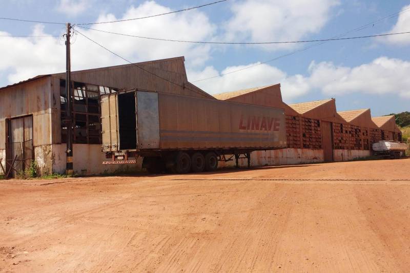 Foi publicada na edição desta sexta feira (02), do Diário Oficial do Estado, o resultado final da licitação realizada pela Companhia de Portos e Hidrovias (CPH) para a construção do terminal hidroviário de Santarém, na região oeste do Pará. Após análise documental, o Consórcio Tapajós foi declarado o vencedor do certame licitatório.Em movimentação de embarque e desembarque de passageiros, a estimativa da CPH é que o terminal de Santarém, município com quase 300 mil habitantes, movimente, em média, duas mil pessoas por dia. Ele, enfim, suprirá a demanda de uma cidade que movimenta a economia da região por meio do transporte fluvial. A nova estrutura vai possibilitar a organização do setor portuário da orla, já que atualmente as operações de embarque e desembarque, tanto de cargas quanto de passageiros, são realizadas em um porto improvisado localizado na Praça Tiradentes, no bairro Aldeia.
FOTO: SAMUEL ALVARENGA
DATA: 02.02.2018
BELÉM - PARÁ <div class='credito_fotos'>Foto: Samuel Alvarenga / Secom | <a href='/midias/2018/originais/9e4cc80f-ee70-4a9d-b893-0f27f5dbd4ed.jpg' download><i class='fa-solid fa-download'></i> Download</a></div>