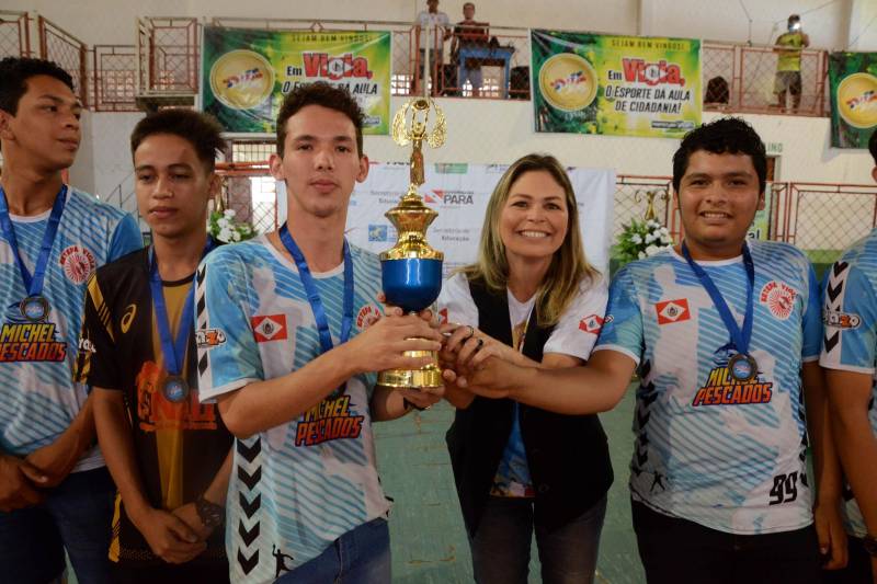 As escolas estaduais dos municípios de Vigia, Augusto Corrêa e Benevides venceram a primeira regional dos Jogos Estudantis Paraenses (Jeps), que chegou ao fim neste sábado, 5, em Vigia de Nazaré, no nordeste paraense, após cinco dias de competição. As vagas no Handebol Masculino e Feminino B (atletas de 15 a 17 anos) ficaram com as escolas de Vigia: Escola Técnica de Vigia (EETEPA) e Escola Estadual Bertoldo Nunes, respectivamente. Também no Handebol Feminino, categoria A (12 a 14 anos), a vitória foi da Escola Barão do Guajará, de Vigia. Os Jeps ocorrem há 60 anos por iniciativa do Governo do Estado por meio do Núcleo de Esporte e Lazer (NEL) da Secretaria de Estado de Educação (Seduc), com apoio das prefeituras municipais. Na foto, a prefeita de Vigia, Camille Vasconcelos (c).
FOTO: FERNANDO NOBRE / ASCOM SEDUC
DATA: 05.05.2018
VIGIA - PARÁ <div class='credito_fotos'>Foto: FERNANDO NOBRE/ASCOM SEDUC | <a href='/midias/2018/originais/9e52341b-83c1-4402-aa55-f741ad8c24c9.jpg' download><i class='fa-solid fa-download'></i> Download</a></div>
