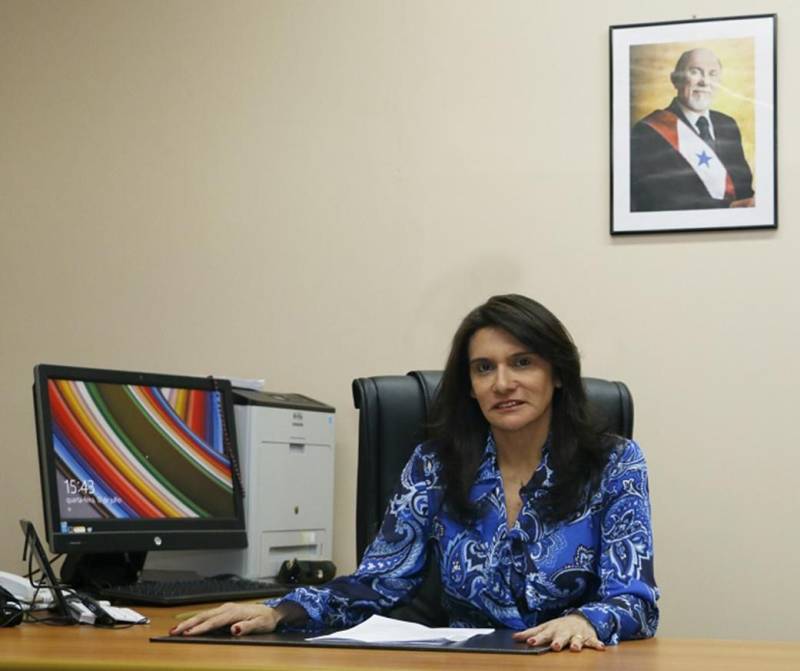 Com o objetivo de dar celeridade e tornar o atendimento ao púlico mais eficiente, além de oferecer melhores condições de trabalho aos seus servidores, o Departamento de Trânsito do Estado (Detran) vem investindo em um amplo programa de modernização do órgão. Alguns dos resultados já podem ser conferidos pelos usuários, como é o caso das facilidades de parcelamento de débitos de veículos e da inauguração de novos postos, ampliando os serviços disponibilizados na Capital e no interior do Estado. Dentre os projetos de modernização estão o Trânsito Seguro, que prevê mais segurança na aquisição da CNH (com controle de dados e biometria), controle de placas e lacres e comunicação de venda eletrônica; o Sistema Integrado de Atendimento (SIA), o qual conta com atendimento ao público via call center, totens de autoatendimento, atendimento pessoal e itinerante; a implantação de novos postos do Detran nas Estações Cidadania, visando a descentralização dos serviços e a acessibilidade; a Telemetria, que irá tornar o processo de habilitação mais seguro a partir do monitoramento, coibindo fraudes; o Sistema Integrado de Fiscalização, que irá utilizar tecnologia para obter informação em tempo real, em conjunto com o Sistema de Segurança Pública; e as ações da Escola Pública de Trânsito, a qual amplia cursos de formação profissional e ações educativas para prevenção de acidentes em todo o Pará. Na foto, a diretora-geral do departamento, Andrea Hass,

FOTO: ASCOM / DETRAN
DATA: 23.05.2018
BELÉM - PARÁ <div class='credito_fotos'>Foto: ASCOM DETRAN   |   <a href='/midias/2018/originais/9e540e61-587b-4df9-b12e-6396e223fe2e.jpg' download><i class='fa-solid fa-download'></i> Download</a></div>