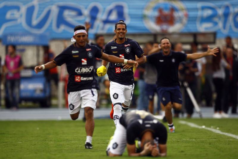 Foram exatos dois meses tentando assistir ao seu primeiro Re x Pa em 2018. Neste domingo, finalmente, a estudante Hendrea Souza convenceu o noivo, Arthur Pantoja, a levá-la ao Estádio Olímpico do Pará, o Mangueirão. E logo numa final. "Só trouxe porque vim no domingo passado e vi algumas mudanças no esquema de segurança", disse Arthur. "Tem mais policiais e a bebedeira em volta do estádio praticamente acabou", afirmou. As mudanças realmente aconteceram a partir do clássico do último dia primeiro e já surtiram efeito. A chamada “Operação Mangueirão” pôs em prática ações de ordenamento no entorno do estádio, com início a partir das 7h30 e encerramento às 20h. A operação determina a delimitação de espaço para atuação de vendedores ambulantes, proibição de veículos com sons automotivos ao redor do estádio e de barracas irregulares, seis pontos de bloqueio e dois para o ingresso de comerciantes e orientações ao público.
FOTO: THIAGO GOMES / AG. PARÁ
DATA: 08.04.2018
BELÉM - PARÁ <div class='credito_fotos'>Foto: Thiago Gomes /Ag. Pará | <a href='/midias/2018/originais/9e55a661-c504-4cbc-b191-454e9718963d.jpg' download><i class='fa-solid fa-download'></i> Download</a></div>
