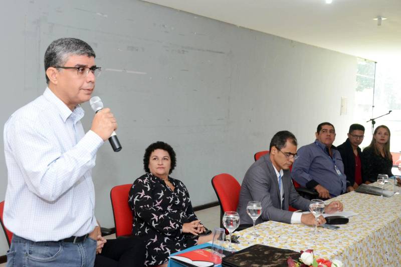 A elaboração de um currículo de Ensino Religioso para as escolas estaduais e municipais do Estado, em sintonia com a Base Nacional Comum Curricular (BNCC), começou a ser discutida nesta quinta-feira (15), em Belém, por educadores de instituições federais, estaduais e municipais de ensino, e por estudantes do Pará, Amazonas, Amapá, Acre, São Paulo e Minas Gerais, durante o IV Encontro de Professores de Ensino Religioso do Pará, na Universidade Federal do Pará (UFPA).Ao final do evento, nesta sexta-feira (16), a proposta de currículo será encaminhada à Secretaria de Estado de Educação (Seduc) objetivando inclusão ao projeto de currículo estadual do Ensino Fundamental, conforme cronograma de implantação da BNCC, ao final de 2019. na foto, o professor Manoel Moraes.
FOTO: ELISEU DIAS / ASCOM SEDUC
DATA: 16.02.2018
BELÉM - PARÁ <div class='credito_fotos'>Foto: Eliseu Dias / Ascom Seduc | <a href='/midias/2018/originais/9e670339-1d1e-46e3-8364-33f323b02236.jpg' download><i class='fa-solid fa-download'></i> Download</a></div>