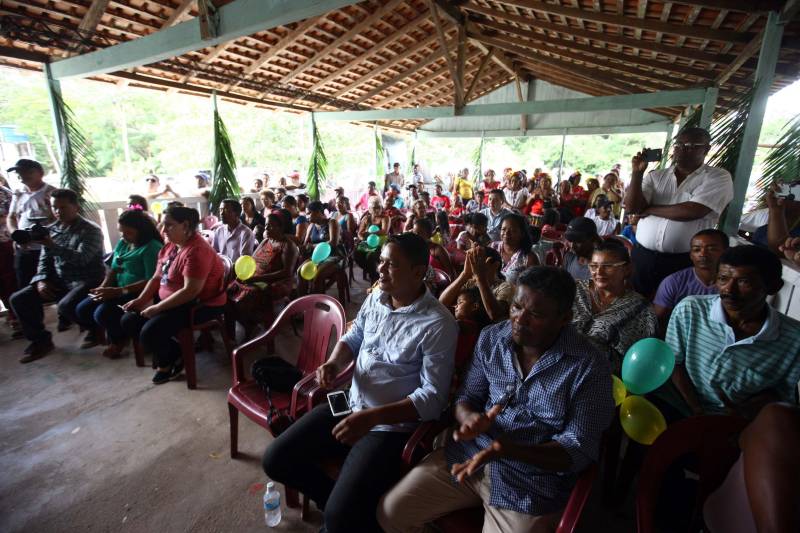 “Ter a posse da terra é a certeza de que nunca iremos perder o nosso direito, que nossos filhos e nossos netos poderão dar continuidade a nossa história em segurança. Foram anos de luta até chegar esse dia, agraciados com a assinatura do nosso título de terra. Só temos a agradecer a todos que fizeram parte disso e a cada um que lutou junto para que hoje isso se tornasse realidade”. A fala emocionada foi de seu Mário Araújo Silva, presidente da Associação Remanescente de Quilombo Espírito Santo, localizada no município do Acará, no nordeste do Estado. Ele assinou, neste sábado (24), junto com o governador Simão Jatene, o título que dá a posse da terra a comunidade. A fala do presidente traduz o sentimento das dezenas de famílias que moram no local, que agora tem a posse legítima do local onde seus antepassados viveram. “Sou filho de mãe negra. Nasci aqui como minha vó, bisavó, que fazem parte da história dessa comunidade que já existe a mais de 300 anos.
FOTO: SIDNEY OLIVEIRA / AG. PARÁ
DATA: 24.03.2018
ACARÁ - PARÁ <div class='credito_fotos'>Foto: Sidney Oliveira/Ag. Pará | <a href='/midias/2018/originais/9e6a11eb-eedc-434e-b0b1-dc9b5543274c.jpg' download><i class='fa-solid fa-download'></i> Download</a></div>