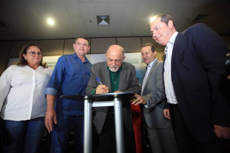 O primeiro dia do Fórum Permanente de Prefeitas e Prefeitos dos Municípios Sustentáveis contou com a participação de 85 prefeitos , 17 vices e 21 secretários municipais dos 141 municípios manifestaram interesse em adotar as diretrizes do programa. Para o governador Simão Jatene, esta grande participação simboliza a união de agentes públicos que colocaram os interesses coletivos acima dos interesses individuais para construir um estado melhor para todos. Com o tema “Gestão Compartilhada”, o evento traz as experiências e os desdobramentos das agendas governamentais que foram planejadas em parceria com as gestões municipais. Através da Secretaria Extraordinária de Municípios Sustentáveis (Semsu) Governo do Pará, por meio da Semsu, investe na capacitação dos municípios para a promoção de uma gestão fiscal eficiente. Para Izabela Jatene, este primeiro dia serviu para sinalizar o quanto os gestores estão preocupados com o equilíbrio da questão fiscal dos municípios e em desenvolver uma governança compartilhada para desenvolver seus municípios.
FOTO: THIAGO GOMES / AG. PARÁ
DATA: 07.02.2018
BELÉM - PARÁ <div class='credito_fotos'>Foto: Thiago Gomes /Ag. Pará | <a href='/midias/2018/originais/9e6f2832-d132-4730-9a0b-37640af8dd14.jpg' download><i class='fa-solid fa-download'></i> Download</a></div>