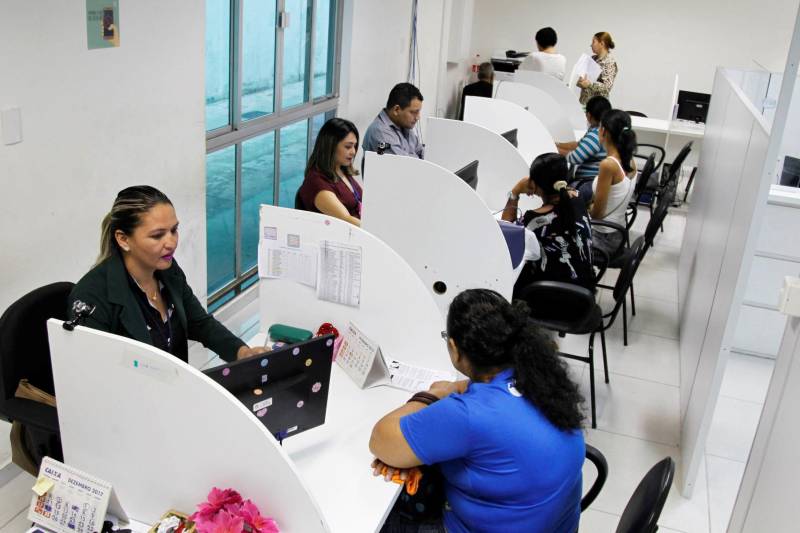 A Central de Cadastro de Visitantes (CCV) da Superintendência do Sistema Penitenciário do Estado (Susipe) atende, em média, 300 pessoas por dia. Desde que foi inaugurada, em 2015, mais de 32 mil pessoas estão regularmente cadastradas para realizar visitas aos internos, nas 46 unidades prisionais do Estado. A Central está instalada no prédio-sede da Susipe, no bairro de Batista Campos, em Belém. O espaço é amplo, climatizado e oferece os serviços de cadastro de visitantes, psicologia e assistência social, além de atendimento jurídico e de saúde. Para as crianças, o espaço conta ainda com uma brinquedoteca e um fraldário. Bianca Almeida, de 25 anos, é esposa de um detento custodiado na Central de Triagem da Marambaia (CT-MAB). Enquanto esperava o atendimento, o filho de Bianca, de apenas dois anos, se divertia na brinquedoteca.
FOTO: AKIRA ONUMA / ASCOM SUSIPE
DATA: 20.02.2018
BELÉM - PARÁ <div class='credito_fotos'>Foto: Akira Onuma / Ascom Susipe | <a href='/midias/2018/originais/9e73eb5d-a4f4-45ab-bb6b-bb66f5cdb4b8.jpg' download><i class='fa-solid fa-download'></i> Download</a></div>