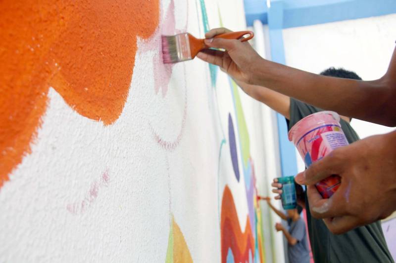 As 14 unidades socioeducativas do Pará promovem a partir desta semana o IV Recreio de Verão Socioeducativo (foto), uma iniciativa que reúne atividades de arte, cultura, esporte e lazer para adolescentes e jovens em privação de liberdade, potencializando as atividades pedagógicas no mês de julho, durante o recesso escolar. Em Marabá, no sudeste paraense, arte-educadores e servidores do Centro de Internação do Adolescente Masculino (Ciam-Marabá) realizam uma série de atividades e oficinas desde esta terça-feira (10). Entre essas atividades estão jogos de futebol, futsal e vôlei, além de oficina de pipa e pintura, artesanato, ações socioambientais, teatro e panificação. A coordenadora do complexo esportivo e cultural Apoena, Marta Santos, informou que as oficinas realizadas na unidade de Marabá são uma extensão das atividades já realizadas nas unidades de Belém, com iniciativas que fortaleçam o processo de ressocialização dos jovens assistidos. “Aqui, em Marabá, estamos potencializando as atividades ao longo da semana, culminando com uma apresentação especial na sexta-feira (13), fruto das atividades realizadas ao longo da semana. Contamos com 57 adolescentes, e atividades sendo realizadas ao longo de todo o mês, um trabalho que eles gostam e se identificam”, afirmou a coordenadora.
FOTO: FRANKLIN SALVADOR / ASCOM FASEPA
DATA: 10.07.2018
BELÉM - PARÁ <div class='credito_fotos'>Foto: FRANKLIN SALVADOR / ASCOM FASEPA | <a href='/midias/2018/originais/9e7620c7-faf3-41ad-8360-58ca7316717d.jpg' download><i class='fa-solid fa-download'></i> Download</a></div>