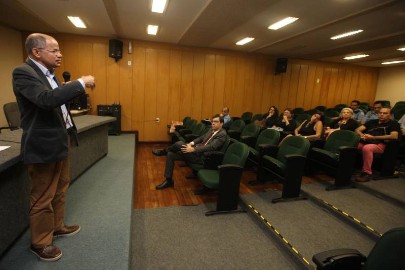 O contexto nacional, no que tange à segurança pública, é problemático, segundo José Alberto Colares (foto), titular da pasta de planejamento estadual, na abertura do Café com Planejamento, programa mensal de formação continuada da Secretaria de Estado de Planejamento (Seplan), que vem se constituindo como referência em relação à discussão e reflexão de políticas públicas e que teve como tema de sua 50ª edição “Avaliação do impacto dos indicadores sociais nos índices de homicídios no Estado do Pará”.
FOTO: SIDNEY OLIVEIRA / AG. PARÁ
DATA: 04.04.2018
BELÉM - PARÁ <div class='credito_fotos'>Foto: Sidney Oliveira/Ag. Pará | <a href='/midias/2018/originais/9e790954-428d-4e0e-bd5a-d181145ade33.jpg' download><i class='fa-solid fa-download'></i> Download</a></div>