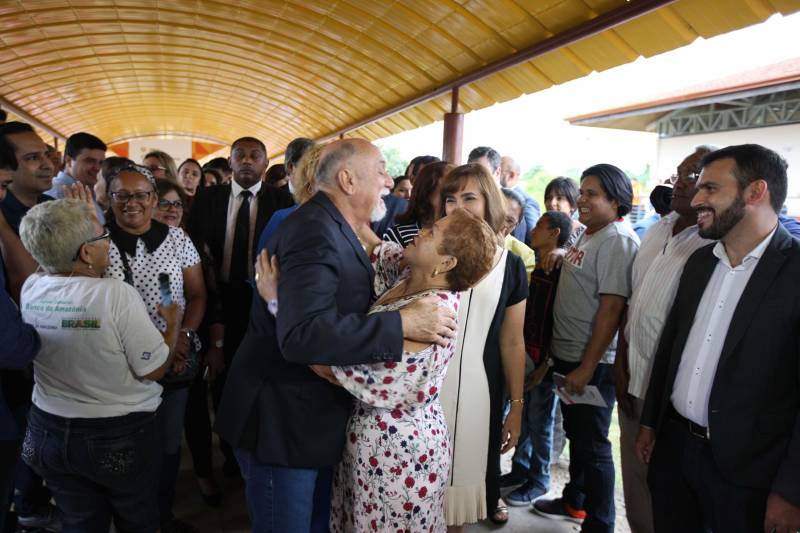 Um espaço moderno, com atendimento de alta qualidade. Assim é o Centro Integrado de Inclusão e Reabilitação (CIIR), inaugurado pelo Governo do Estado na tarde desta quarta-feira (30). O centro integra vários serviços em um único local. Da assistência médica, odontológica, passando pela reabilitação, capacitação, oficinas para produção de próteses e serviço de apoio e diagnósticos em crianças, jovens e adultos com deficiência no Estado do Pará. Localizado na rodovia Arthur Bernardes, em Belém, às margens da Baía do Guajará, o Centro Integrado é o primeiro na região Norte e fica em uma área total de mais de 40 mil metros quadrados. A obra foi iniciada em março de 2014 e está orçada em mais de R$ 32 milhões, recursos do tesouro estadual. O CIIR faz parte das ações previstas pelo Governo do Estado ampliando os serviços já oferecidos pela Secretaria de Estado de Saúde Pública (Sespa). 

FOTO: ANTÔNIO SILVA / AG. PARÁ 
DATA: 30.05.2018 
BELÉM - PARÁ <div class='credito_fotos'>Foto: Antônio Silva/Ag. Pará   |   <a href='/midias/2018/originais/9e8b763a-fbc1-4638-8c4a-8a8c9c3866fe.jpg' download><i class='fa-solid fa-download'></i> Download</a></div>