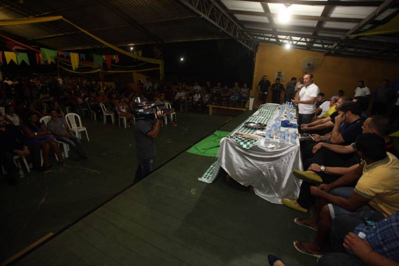 O município de São Francisco do Pará recebeu, neste sábado (30), uma ordem de serviço para o asfaltamento de 5 quilômetros de suas ruas, um investimento de quase R$ 2 milhões. A ação é uma realização do Governo do Estado, por meio da Secretaria de Estado de Desenvolvimento Urbano e Obras Públicas (Sedop), e tem a parceria da Assembleia Legislativa do Estado (Alepa) e da prefeitura do município beneficiado. O evento de entrega ocorreu de 18h às 20h, no Centro de Referência e Assistência Social (Cras) da cidade. A iniciativa faz parte de uma ação maior, já realizada em Viseu, Augusto Corrêa, Tracuateua, Bonito, Floresta do Araguaia, Curionópolis, São João da Ponta, Curuçá, Terra Alta, Sapucaia, Redenção, Capanema, Bragança, São Domingos do Capim e outros municípios. Nos 14 municípios citados, foram destinados mais de R$ 42 milhões para a pavimentação asfáltica em cerca de 95 quilômetros. Na foto, o presidente da Alepa, deputado Márcio Miranda.
FOTO: SIDNEY OLIVEIRA / AG. PARÁ
DATA: 30.06.2018
SÃO FRANCISCO - PARÁ <div class='credito_fotos'>Foto: Sidney Oliveira/Ag. Pará | <a href='/midias/2018/originais/9e8d1316-78a7-4eb2-89fe-454721bb136e.jpg' download><i class='fa-solid fa-download'></i> Download</a></div>