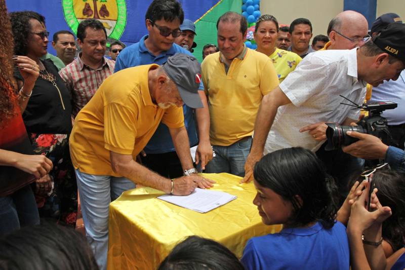 Ainda na área da educação, o Governo do Pará, por meio Seduc, ratificou o convênio (foto) que garante recursos do Tesouro Estadual para a execução da obra de reforma e ampliação da escola João Paulo I. A unidade educacional é uma das nove escolas de municípios de várias regiões que receberão melhorias. Os investimentos foram assegurados durante a 2º edição do Fórum Permanente de Prefeitas e Prefeitos dos Municípios Sustentáveis, em agosto de 2017. "Recebemos a notícia da reforma e ampliação da nossa escola com muita felicidade. Essa melhoria é fundamental para dar mais conforto aos nossos alunos e continuarmos o trabalho educacional com mais qualidade. É uma semente que se planta hoje para a gente, em breve, colher bons frutos", comemorou Natalina do Socorro Ferreira Ramos , diretora da instituição. A escola possui mais de 580 alunos, do sexto ano do ensino fundamental ao terceiro do ensino médio.
FOTO: CRISTINO MARTINS / AG. PARÁ
DATA: 19.03.2018
QUATIPURU - PARÁ <div class='credito_fotos'>Foto: Cristino Martins/Ag. Pará | <a href='/midias/2018/originais/9e90de0d-872d-4a33-a2fb-1ce270c62ee4.jpg' download><i class='fa-solid fa-download'></i> Download</a></div>