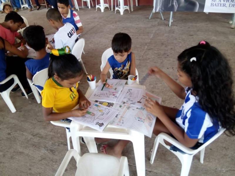 Para marcar o início da “Operação Verão 2018”, a Coordenadoria de Educação do Departamento de Trânsito do Estado (Detran) mobilizou nesta sexta-feira (29) suas equipes em quatro pontos de Belém, para levar informação a condutores e pedestres. Logo cedo, quem procurou a sede do órgão, localizada na Avenida Augusto Montenegro, foi abordado por agentes que distribuíram material sobre educação no trânsito. Além do salão principal, os agentes atuaram em outros setores do Detran, como a vistoria veicular e a área de exames, locais de grande acesso do público. A ação se repetiu no Polo Pró Paz do Mangueirão (Estádio Olímpico do Pará, na foto) e na sede da Secretaria de Estado da Fazenda (Sefa), na Avenida Visconde de Souza Franco, das 8 às 12 h. No Shopping Bosque Grão-Pará, a ação começou às 12 h e se estenderá até às 18 h.
FOTO: ASCOM / DETRAN
DATA: 29.06.2018
BELÉM - PARÁ <div class='credito_fotos'>Foto: ASCOM DETRAN | <a href='/midias/2018/originais/9e9715f3-8c85-4c72-8720-8e26ce14f46e.jpg' download><i class='fa-solid fa-download'></i> Download</a></div>