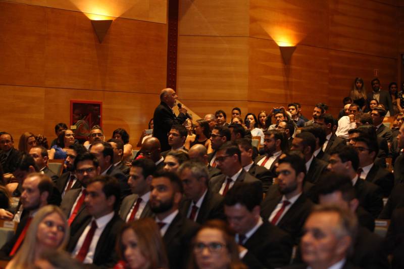 Para o governador Simão Jatene (foto), todos os nomeados podem se considerar – a partir do momento em que optaram por um concurso público no Pará – paraenses, “pois vão ajudar a construir o estado”. “Vocês terão a grata oportunidade de conhecer o estado pelo seu interior, o que é extremamente enriquecedor”, disse o governador. “Mas, preparem-se, pois terão poucos aplausos nos acertos e muitas e severas críticas ao menor erro”. Sobre o concurso e a posse dos novos delegados, Jatene disse que “mais um desafio foi vencido, que é o de ter um delegado para cada município”. “É mais um passo no sentido de combater a violência e melhorar os índices da segurança pública, o que nós fazemos mesmo com a crise que ainda assola o país”, disse o governador. “Enquanto existir essa vontade coletiva, unindo governo e sociedade, vamos vencer mais desafios, em todas as áreas”, concluiu Simão Jatene.
FOTO: SYDNEY OLIVEIRA / AG. PARÁ
DATA: 26.02.2018
BELÉM - PARÁ <div class='credito_fotos'>Foto: Sidney Oliveira/Ag. Pará | <a href='/midias/2018/originais/9ea1139b-c357-4e4c-8467-78c0f43a58f6.jpg' download><i class='fa-solid fa-download'></i> Download</a></div>